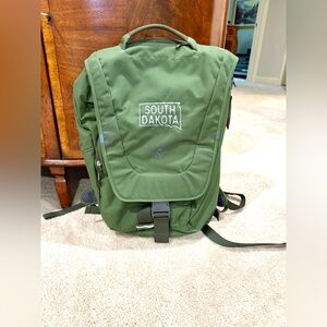 NWT. South Dakota-themed Osprey Flatpack